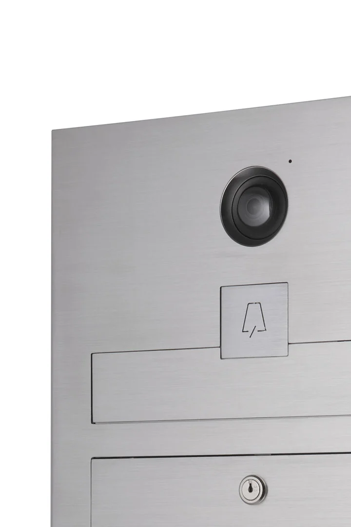Inquadratura cassetta postale ad apertura frontale in acciaio inox con videocitofono Loos MA17510 Mylbox, compatibile con videocitofono Urmet.