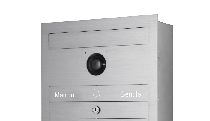 Dettaglio cassetta posta originale Mylbox con videocitofono Gehry MA17710, in acciaio inox con personalizzazioni e compatibile con videocitono Comelit.