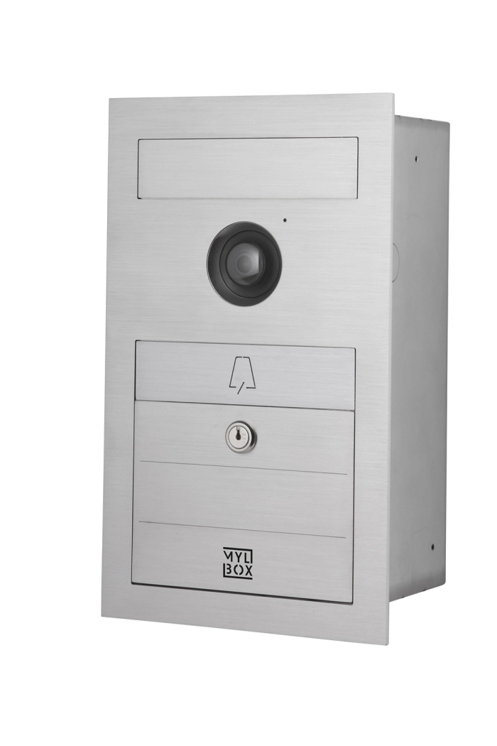 Inquadratura a tre quarti cassetta posta personalizzata con videocitofono Gio MA17810, in acciaio inossidabile e compatibile con videocitofoni Urmet.