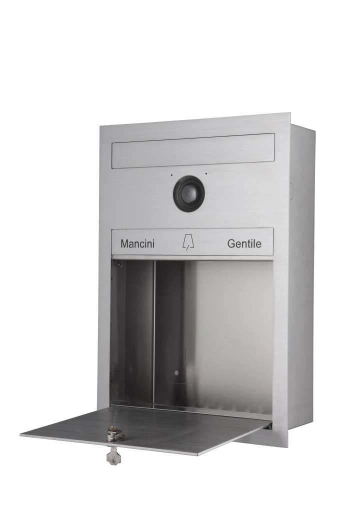 Apertura frontale cassetta postale in acciaio inox con videocitofono Gehry MA17710 e dal design Mylbox particolare, compatibile con videocitofono Bticino.