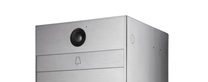 Dettaglio cassetta posta a incasso con apertura frontale in acciaio modello Nouvel MA17610 di Mylbox, compatibile con videocitofoni Urmet.