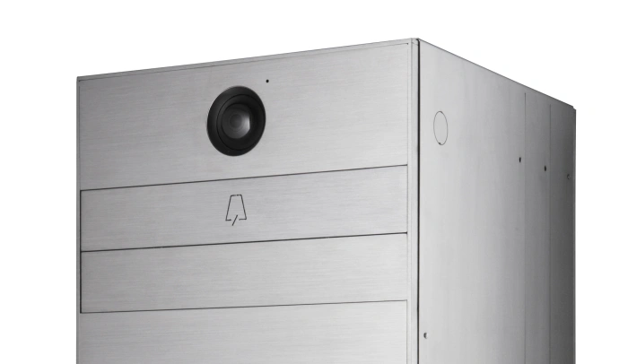 Dettaglio videocitofono Zaha MA17620 con cassetta postale particolare dal design luxury in stile Mylbox, costruita con acciaio inox e materiali di qualità.