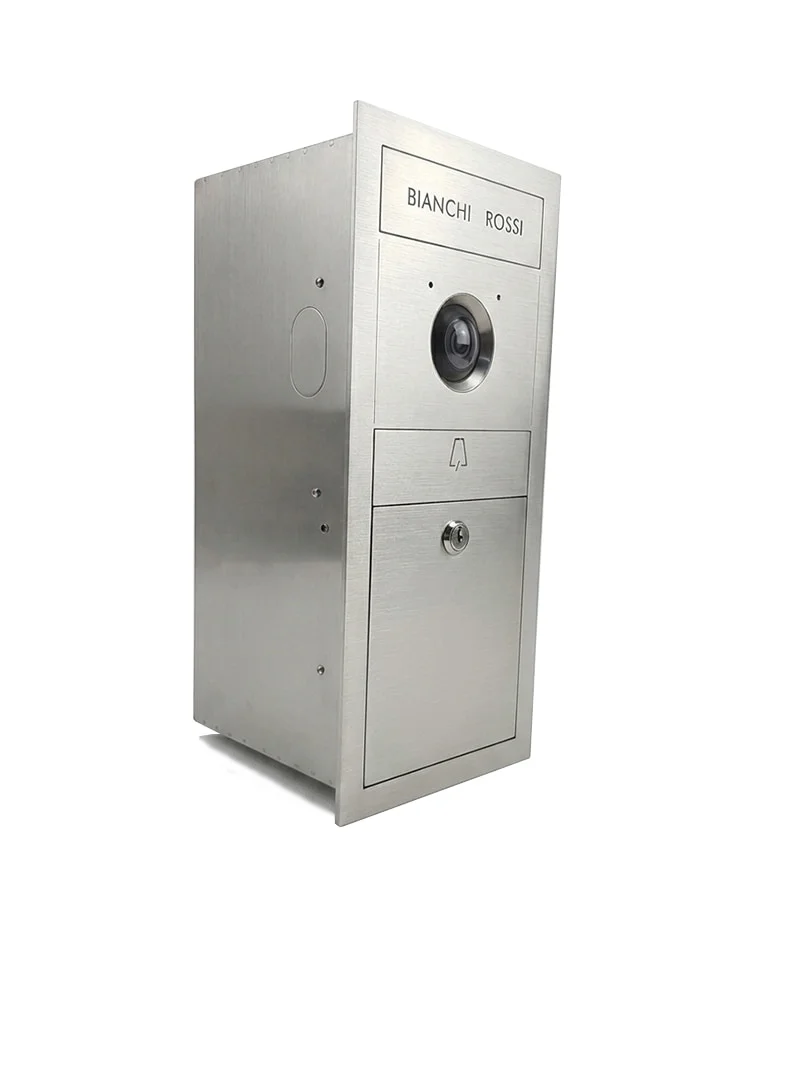 Inquadratura tre quarti cassetta lettere da esterno di dimensioni ridotte Ole MA18910 in acciaio inox, installazione ad incasso e design originale by Mylbox.
