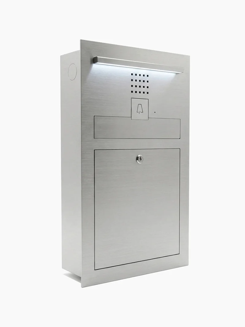 Inquadratura tre quarti cassetta postale personalizzata da esterno Kengo MA18410 con illuminazione LED e citofono integrati, in acciaio inox di qualità Mylbox.