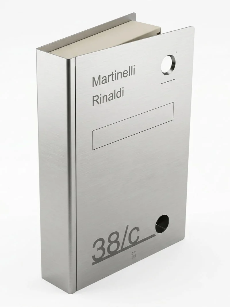 Cassetta posta dal design particolare Mylbox a forma di libro modello Philippe MA18310 ad apertura frontale, in acciaio inox e con videocitofono Hikvision integrato.