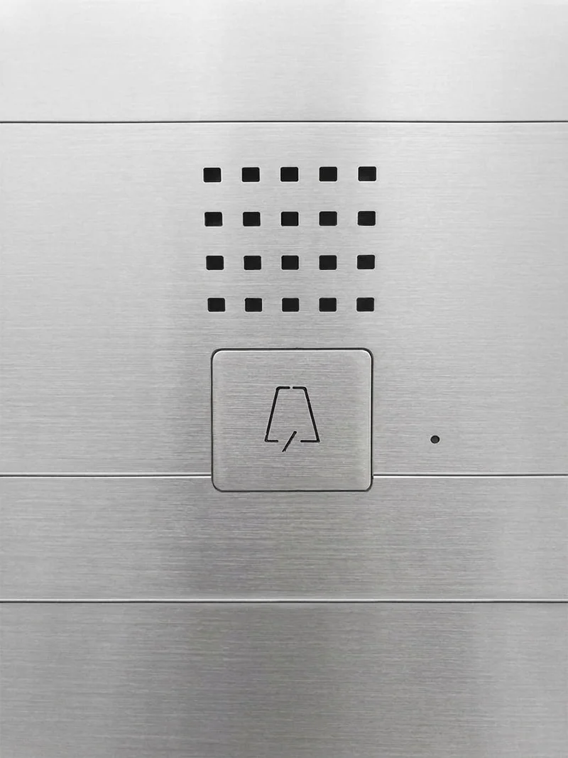 Dettaglio citofono Toyo MA18420 con cassetta postale dal design Made in Italy in acciaio inox. Installazione ad incasso con illuminazione LED e apertura posteriore.