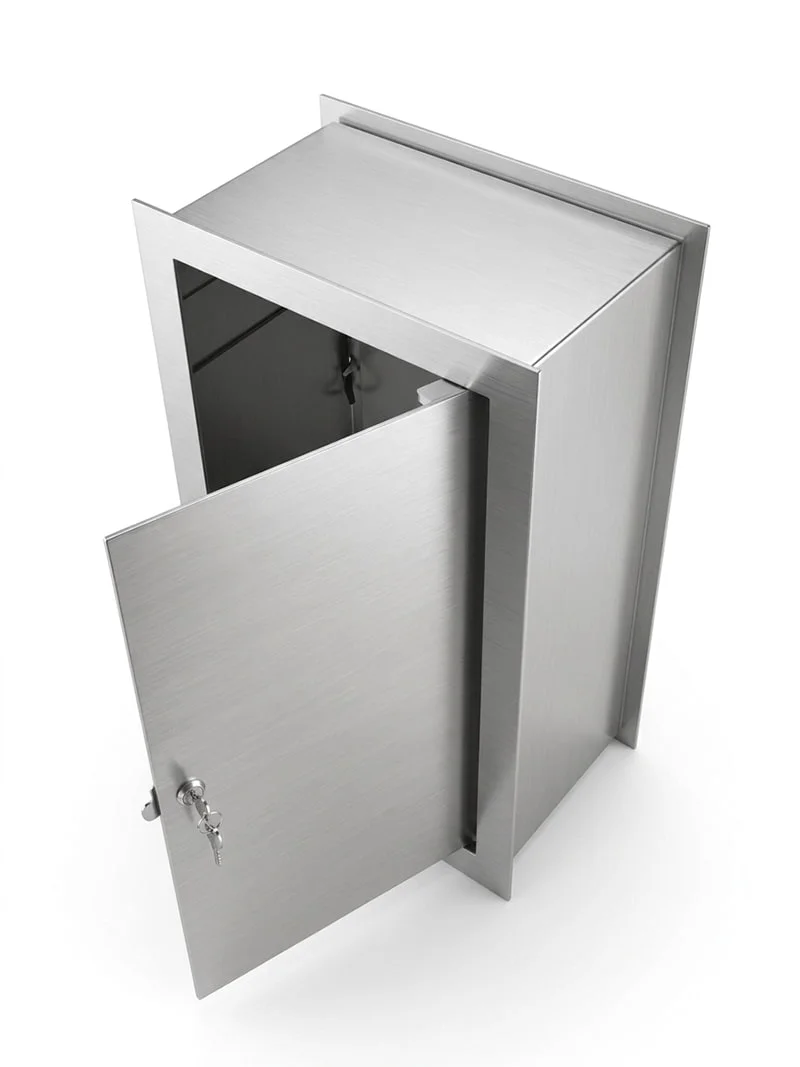 Apertura posteriore cassetta lettere in acciaio inox Mylbox ad incasso. Modello Toyo dal design particolare e personalizzazioni su misura, compatibile con citofono Comelit.