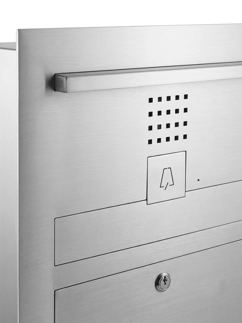 Dettaglio cassetta lettere in acciaio inossidabile modello Kengo MA18410 con campanello e luce LED integrati, compatibile con citofono Elvox e dal design originale Mylbox.