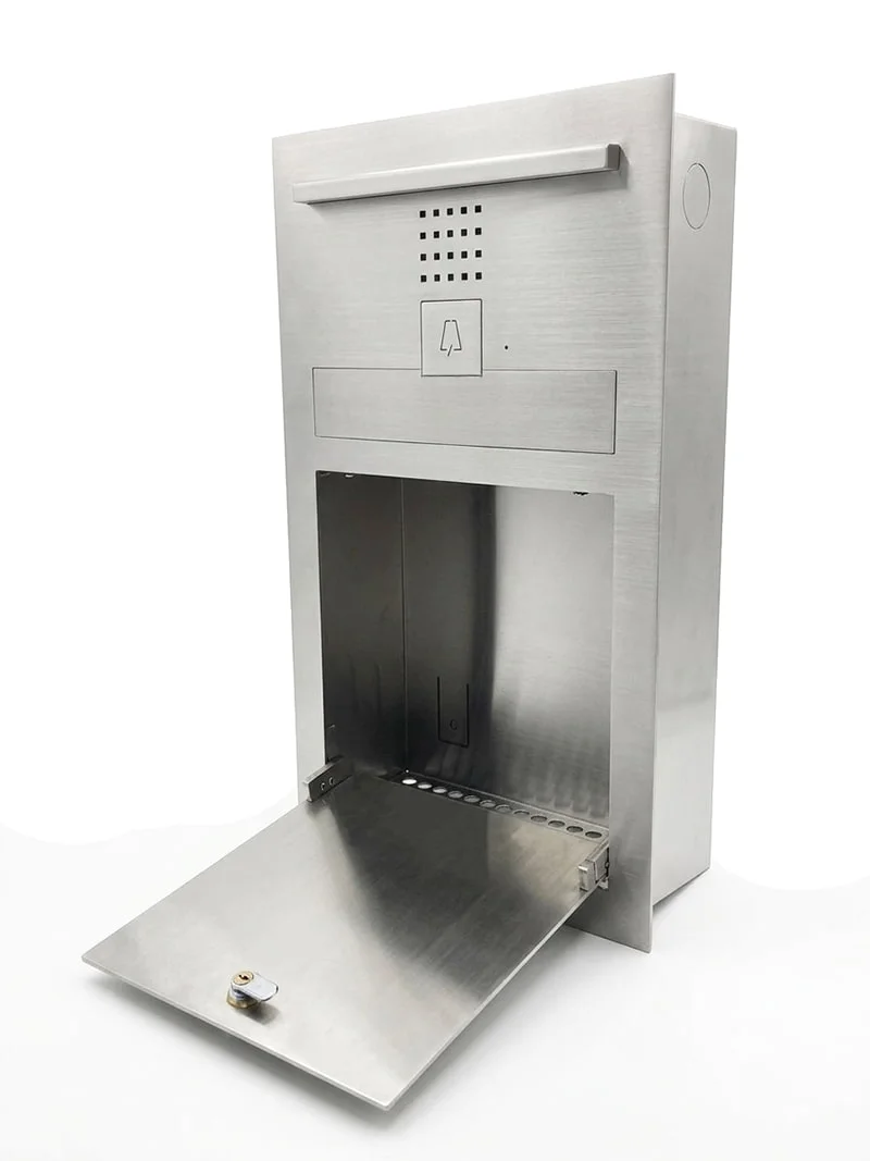Citofono Kengo MA18410 di cassetta postale ad apertura frontale dal design Made in Italy Mylbox. Montaggio ad incasso, campanello e illuminazione incorporati.