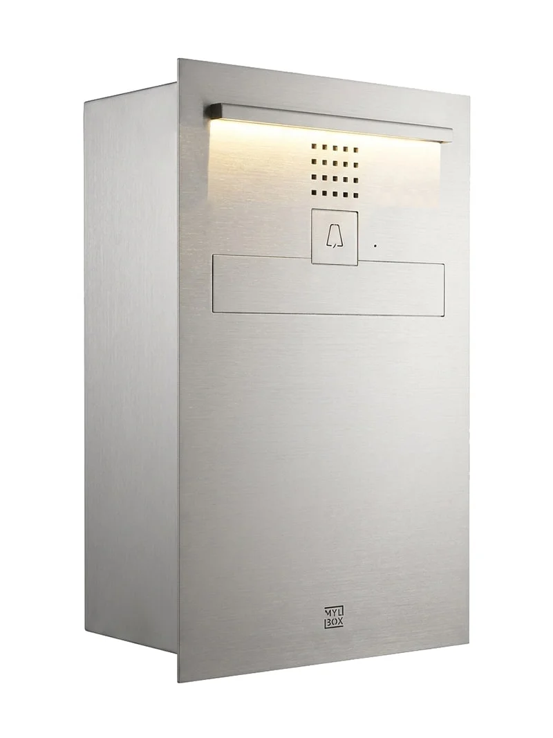 Inquadratura tre quarti cassetta lettere Toyo MA18420 con campanello e illuminazione integrati. Design luxury by Mylbox e acciaio inox di qualità con sistema a incasso.