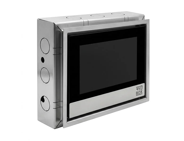 Inquadratura tre quarti schermo Hikvision touchscreen da 7” posti interni videocitofono con custodia in acciaio inox Mylbox.