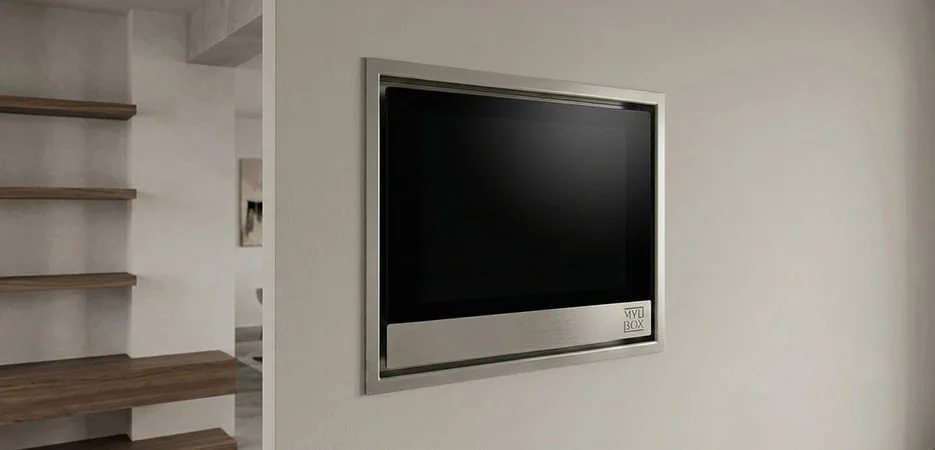 Monitor touchscreen da 7 pollici per videocitofono Mylbox incassato a muro posto interno.