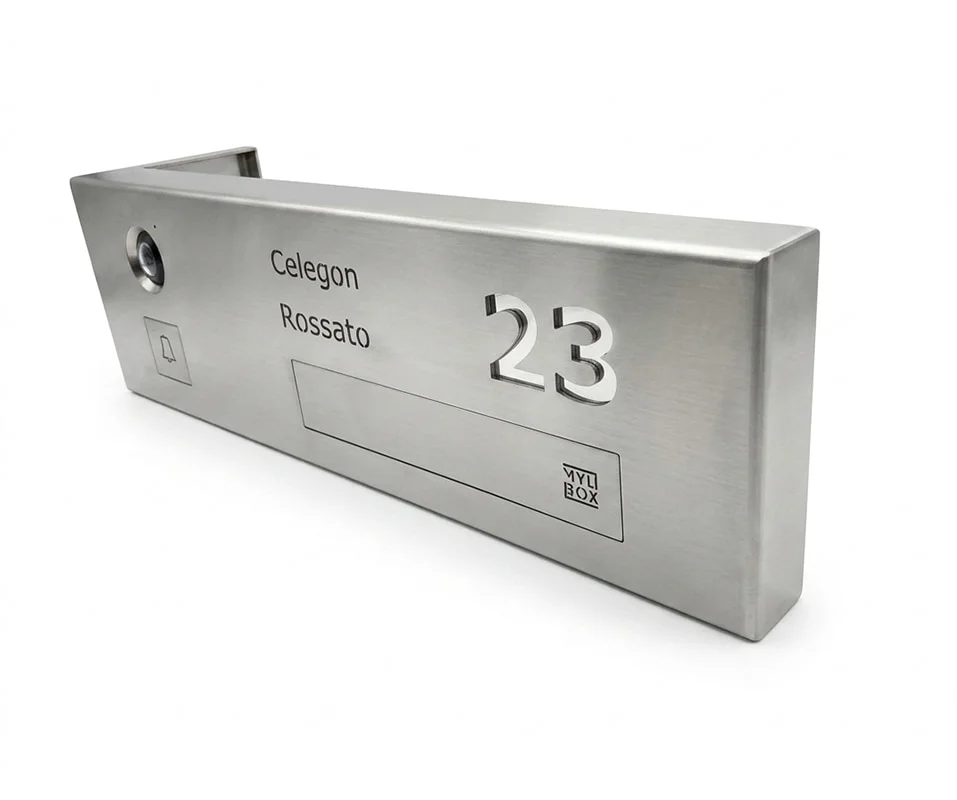Inquadratura cassetta postale ad apertura frontale in acciaio inox con videocitofono Loos MA17510 Mylbox, compatibile con videocitofono Urmet.
