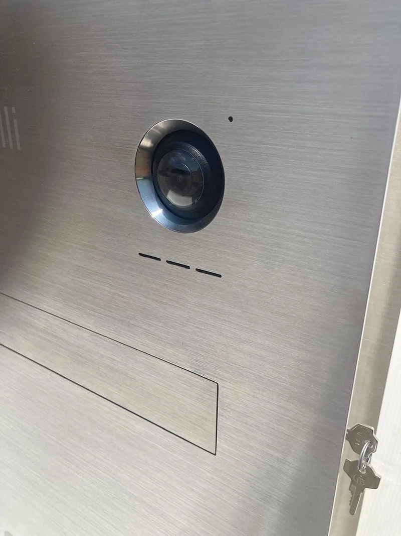 Dettaglio videocitofono Philippe MA18310 dal design premium con cassetta postale personalizzata da esterno in acciaio inox di qualità progettata da Mylbox.